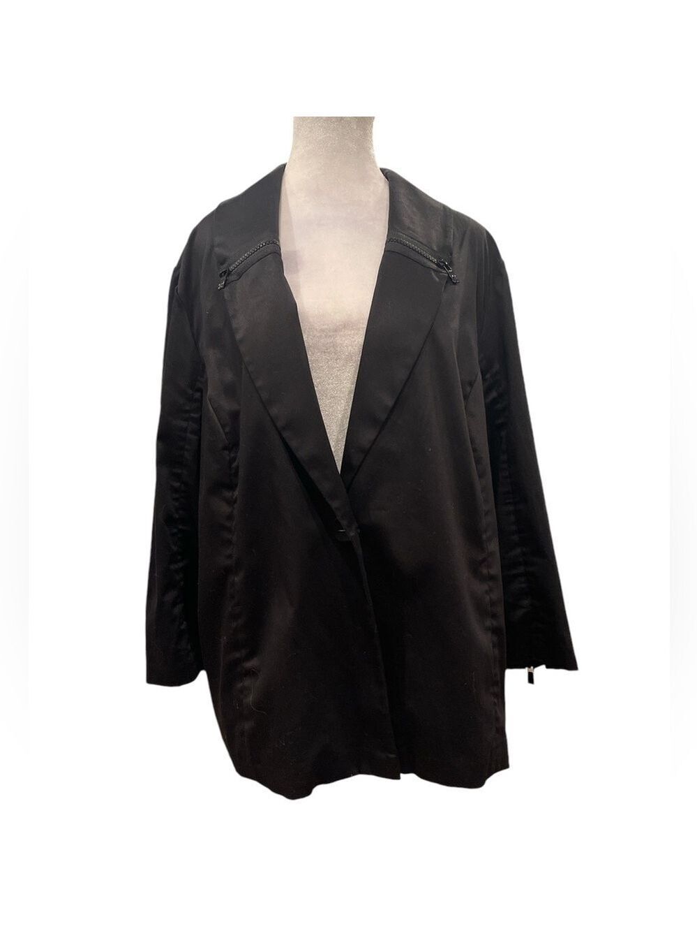 Spinner 16W black cropped one button close blazer zip details on collar/cuffs